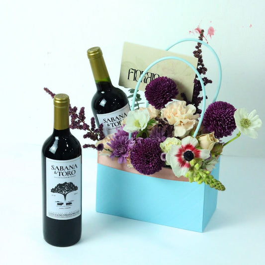 Bolso floral con botella de vino